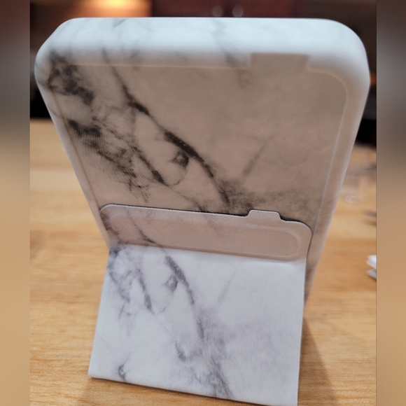 NWOT Magnetic Wireless Power Bank. - Picture 7 of 8